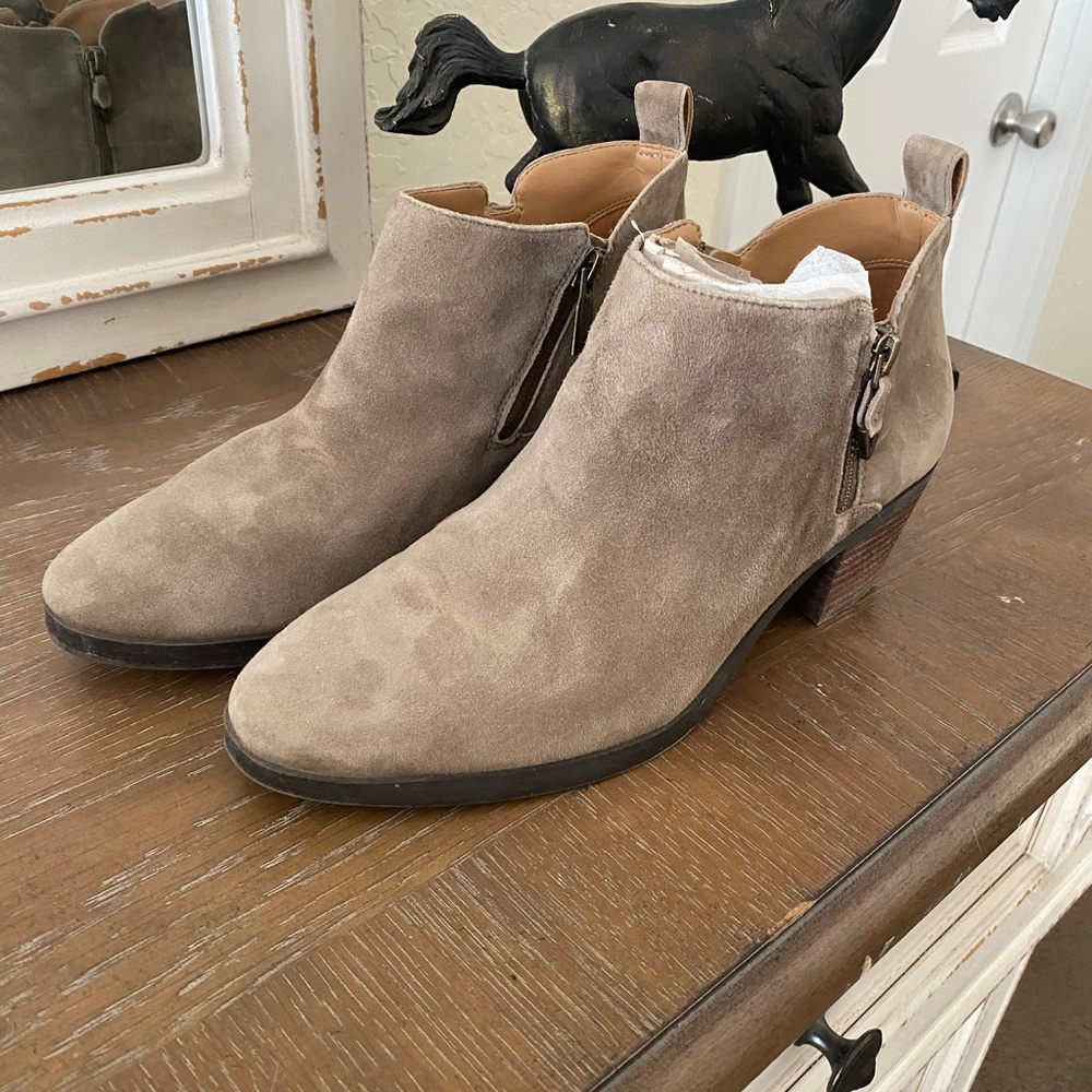 Lightly Worn Women’s Vionic Cecily Suede Boots Size 9